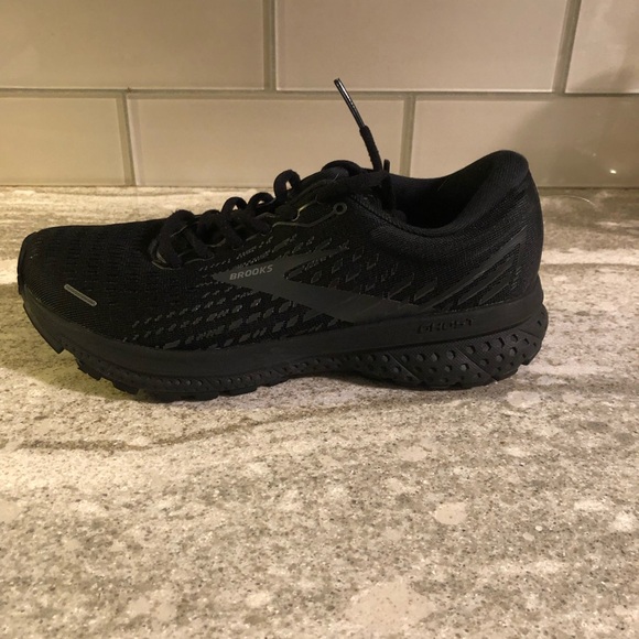 Brooks  Ghost 13 Black Athletic Shoes with Breathable Mesh and Cushioned Midsole - Picture 1 of 9